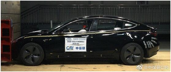 高速撞护栏该如何处理
